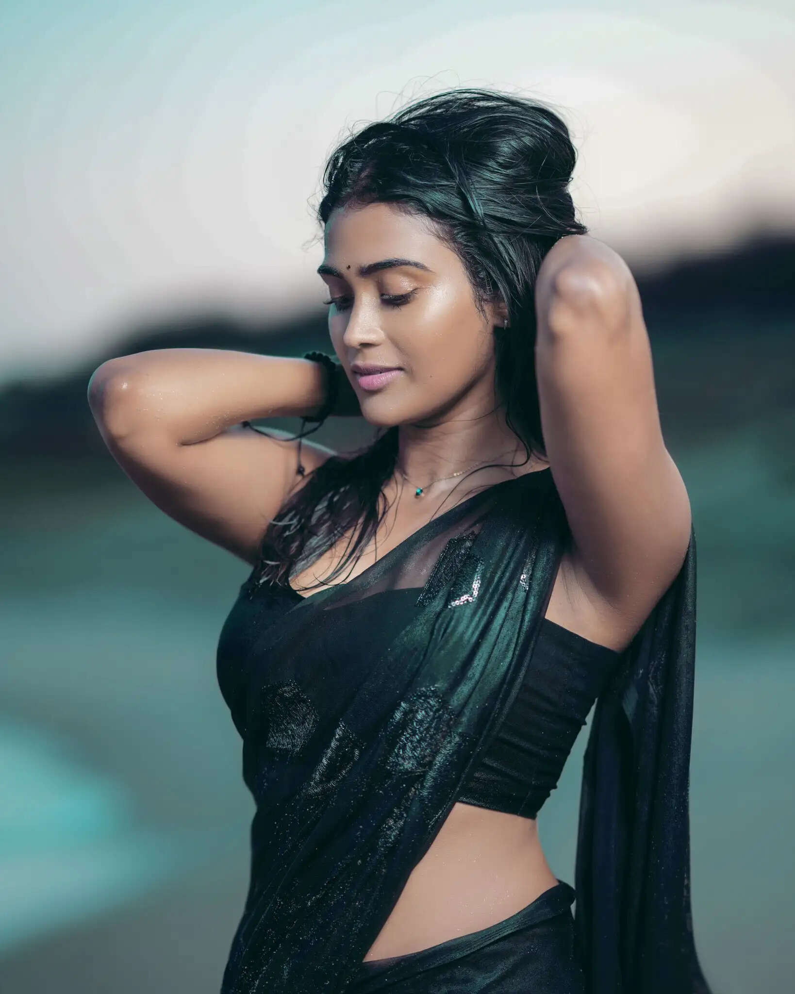 கருப்பு சேலையில் கலக்குறியேம்மா!.. கண்ணெல்லாம் கண்டபடி மேயுதே!.. அராத்தி இவ்ளோ அழகா?..