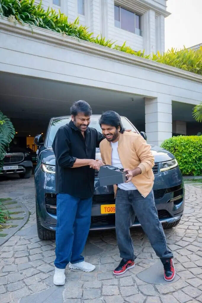 Chiranjeevi: சூப்பர்ஹிட் ஆன படம்: இயக்குனருக்கு சர்ப்ரைஸ் கிஃப்ட் கொடுத்த சிரஞ்சீவி