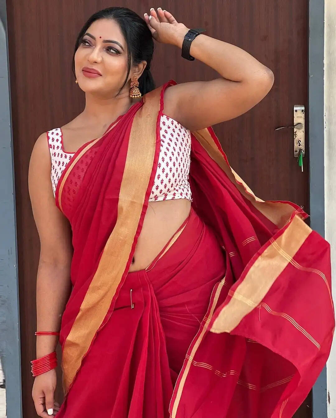 இப்படியெல்லாம் காட்டினா ஏங்கி போயிடுவோம்!.. தாராள கவர்ச்சியில் தவிக்கவிட்ட ரேஷ்மா!..