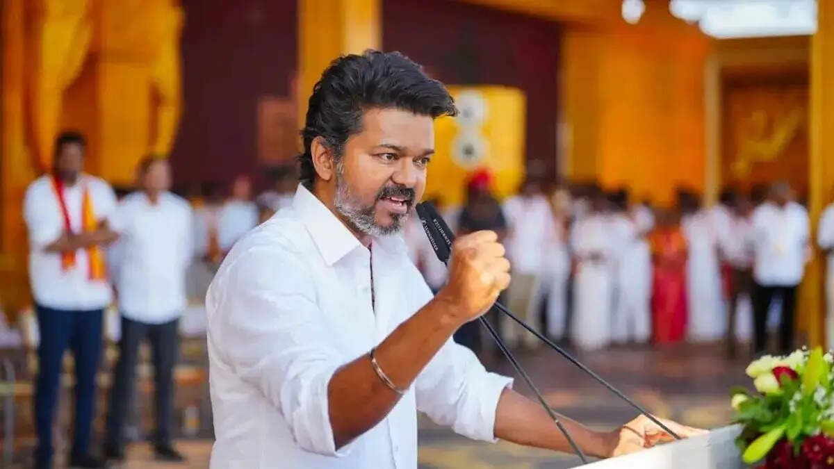 தலை கீழாகத்தான் குதிப்பேன்!. தனித்து நிற்கும் விஜயின் முடிவு சரியா?…