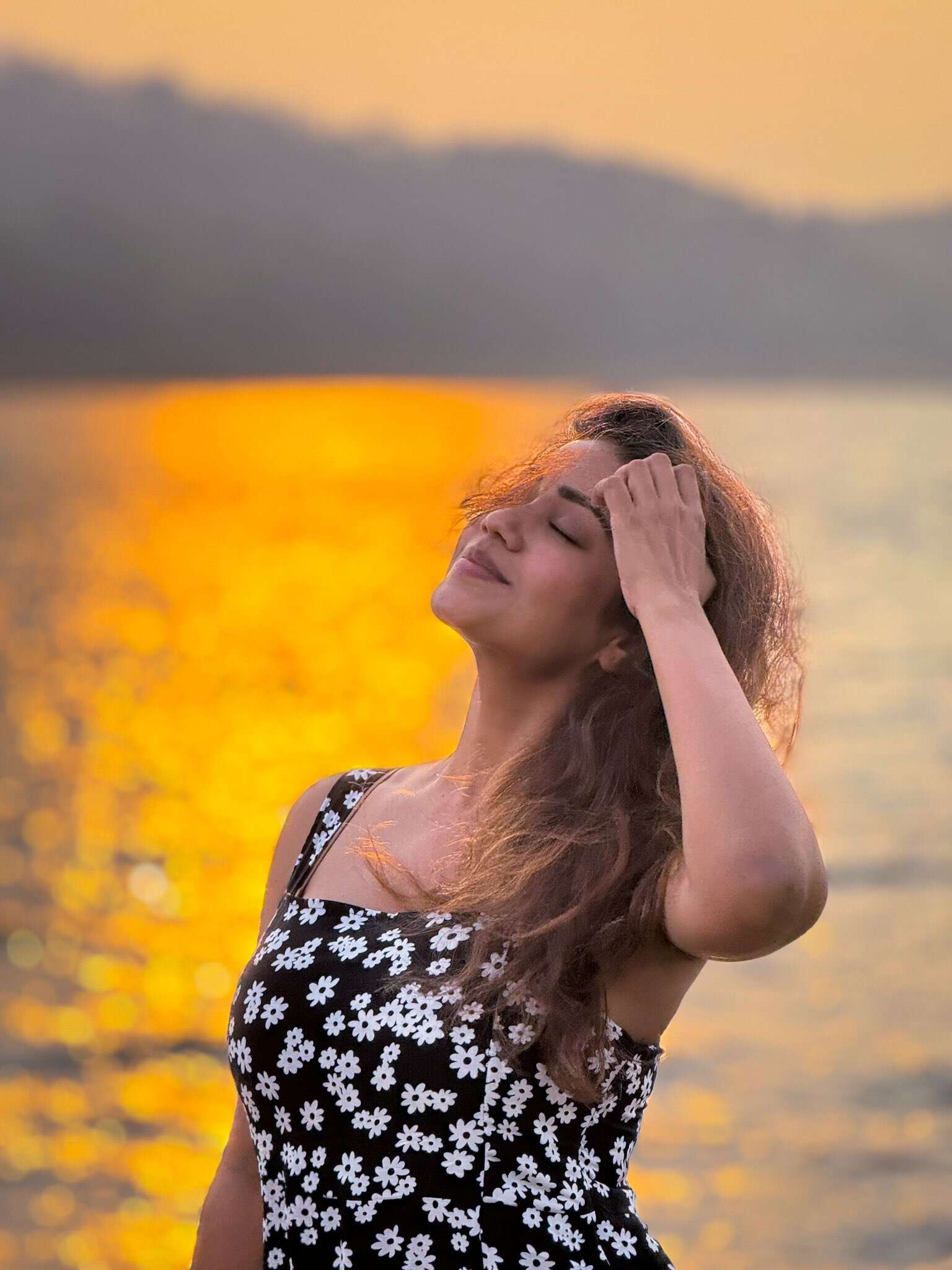 சூரிய வெளிச்சத்தில் சுகமா இருக்கும் நிவேதா பெத்துராஜ்!.. கமெண்ட்டுகளை மட்டும் பார்த்துடாதீங்க!..