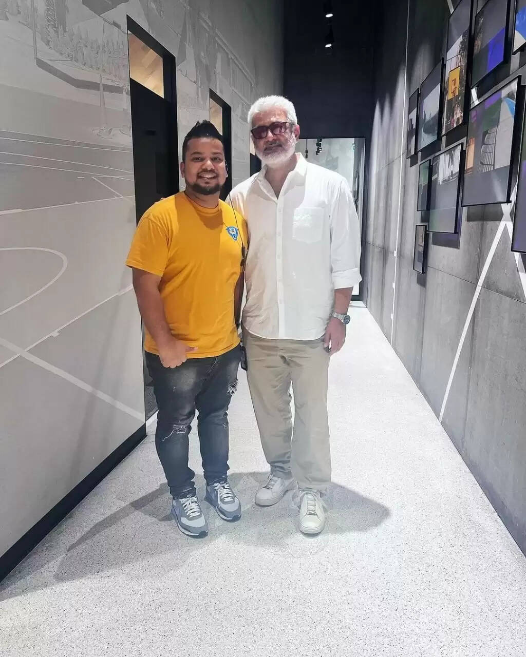 ஸ்டைலீஸ் லுக்கில் அஜித்.. அஜர்பைசான்லயும் விடாத ரசிகர்கள்!.. தாறுமாறா வைரலாகும் புகைப்படங்கள்!..