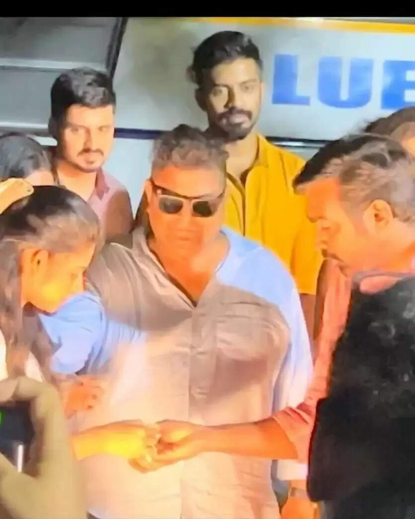 முதல்ல அந்த விஜய்!.. இப்போ இந்த விஜய்!.. பிக் பாஸ் பிரபலத்துக்கு எங்கேயோ மச்சம் இருக்கு!..