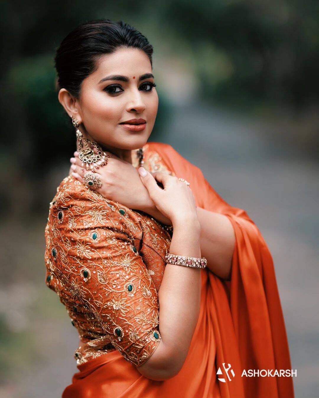 விஜய்க்கு ஜோடியானதும் கிளாமர் கூடிடுச்சி!.. புடவையில் சுண்டி இழுக்கும் சினேகா!..