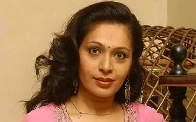 முதல்ல தமிழ் கத்துக்கிட்டு வந்து என்கிட்ட பேசு!.. பிரபல நடிகையை விரட்டிய விஜயகாந்த்...