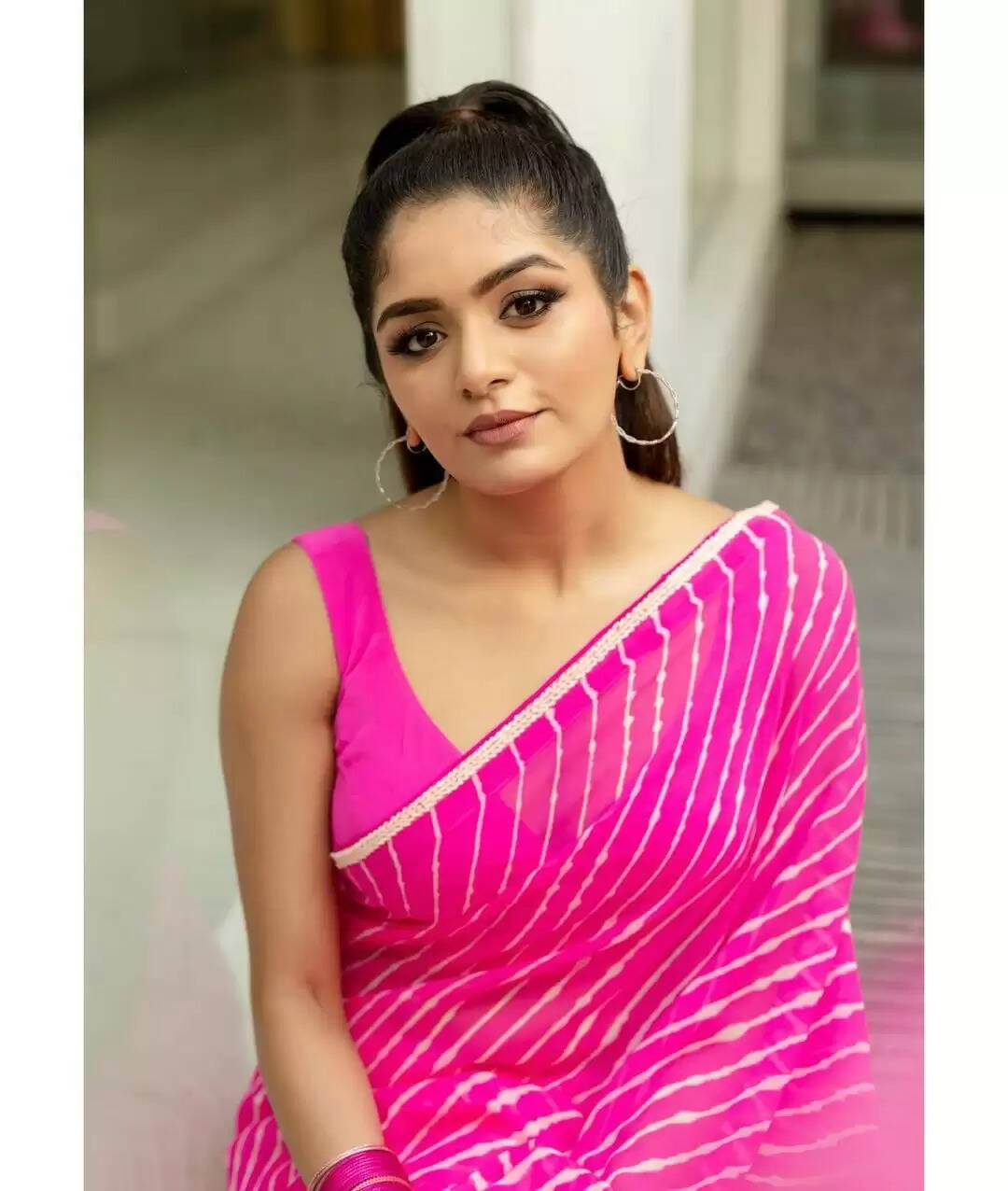 கை இல்லாத ஜாக்கெட்டு கண்ண கட்டுது!.. கட்டழகில் அசர வைக்கும் அதிதி ஷங்கர்...