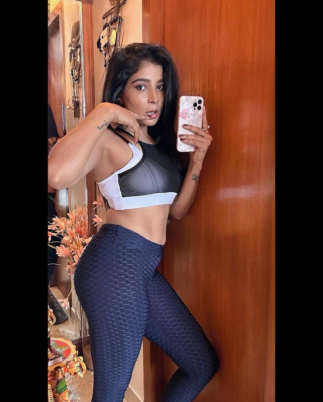 எதை எதை காட்டக் கூடாதோ!.. அதையெல்லாம் வளைச்சு வளைச்சு காட்டும் பிக் பாஸ் பிரபலம்!..