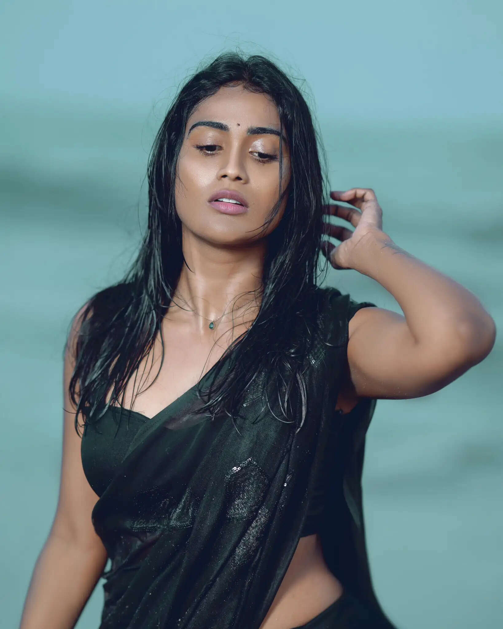 கருப்பு சேலையில் கலக்குறியேம்மா!.. கண்ணெல்லாம் கண்டபடி மேயுதே!.. அராத்தி இவ்ளோ அழகா?..