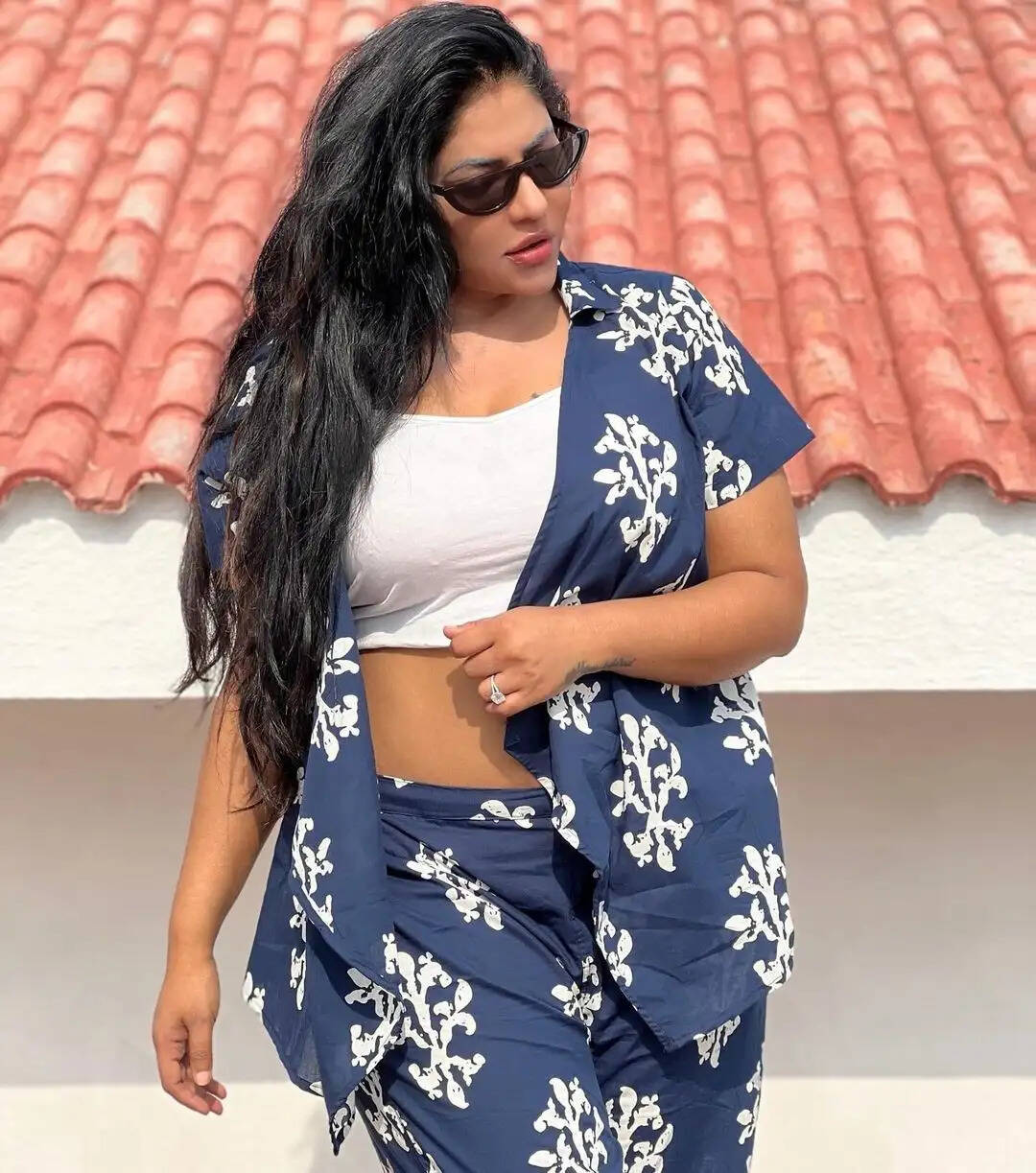 வெயிலுக்கு இப்படி கழட்டிவிட்டா காத்தோட்டமா இருக்கு!.. சம்மரிலும் ஜில்லாக்கும் ரேஷ்மா!...