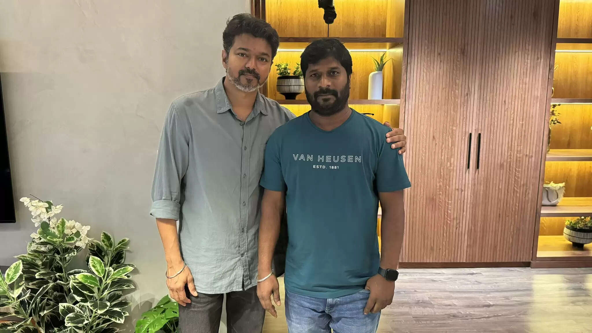 நேத்து ரம்பா!.. இன்னைக்கு யாருன்னு பாருங்க!.. தொடர்ந்து மீட்டிங் போடும் விஜய்!.. ஒருவேள இருக்குமோ?..