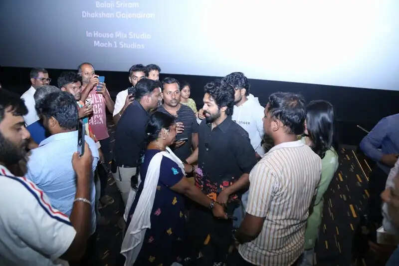 கண்ணீர் விட்ட ரசிகை…தேற்றி அனுப்பிய ஜி.வி.பிரகாஷ்