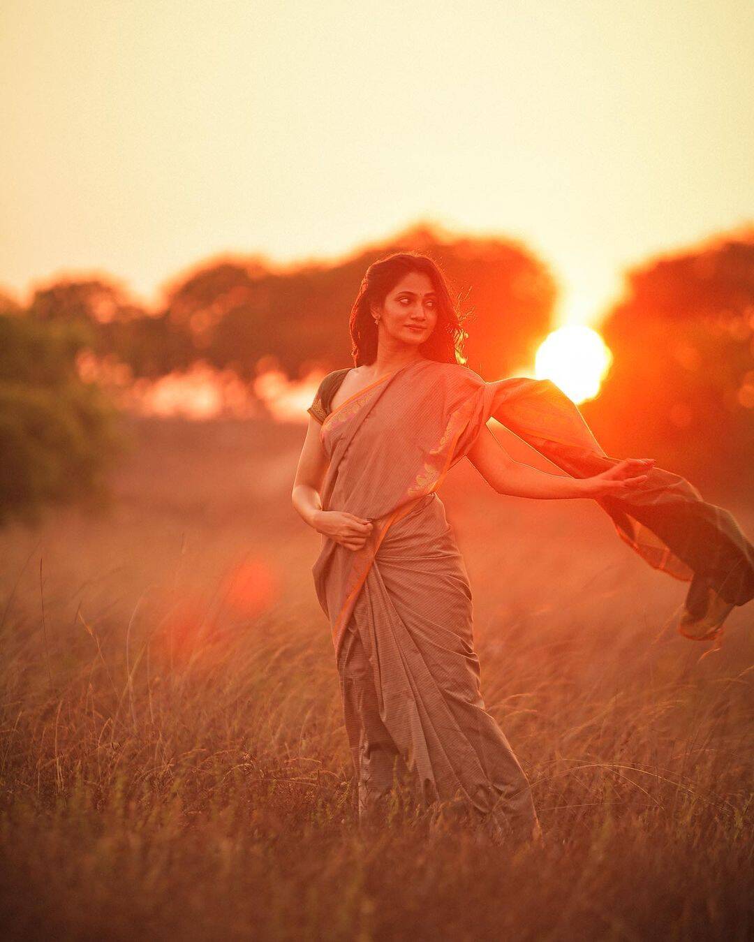 எவ்வளவு நாளாச்சு லாஸ்லியாவை இப்படி பார்த்து!.. மனசை சும்மா கொத்தா கொள்ளையடிக்கிறாரே!..