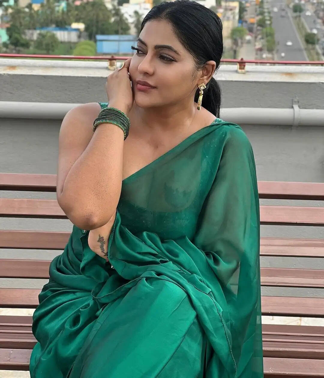 வயசானாலும் சிக்குன்னு இருக்கு உடம்பு!.. ஜூம் பண்ணி ரசிக்க வைக்கும் சீரியல் நடிகை ரேஷ்மா...