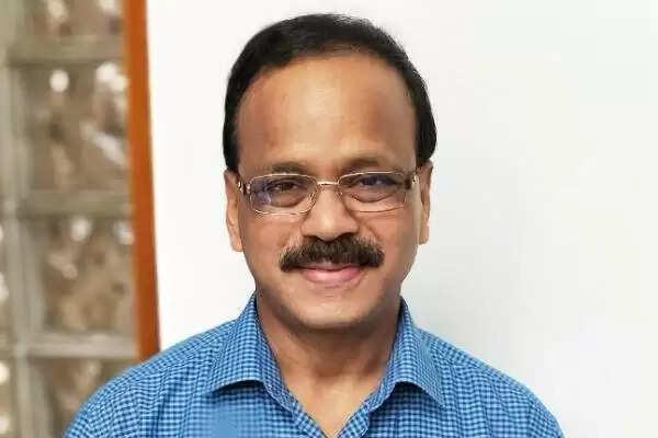 புரட்சித்தளபதி தளபதி ஆக வேண்டாமா? ஆசையை தூண்டி விஷாலின் அரசியலுக்கு  முட்டுக்கட்டை போட்ட பிரபலம்