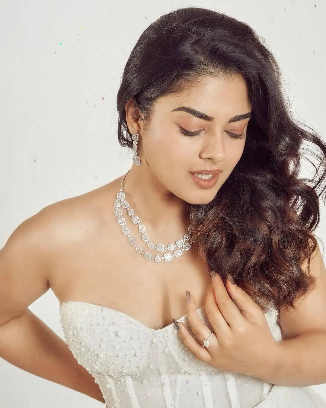 வெயிலுக்கு நல்லா ஜில்லுன்னு இருக்கு!. தூக்கலான கிளாமரில் ரசிக்க வைக்கும் சிம்பு பட நடிகை!..