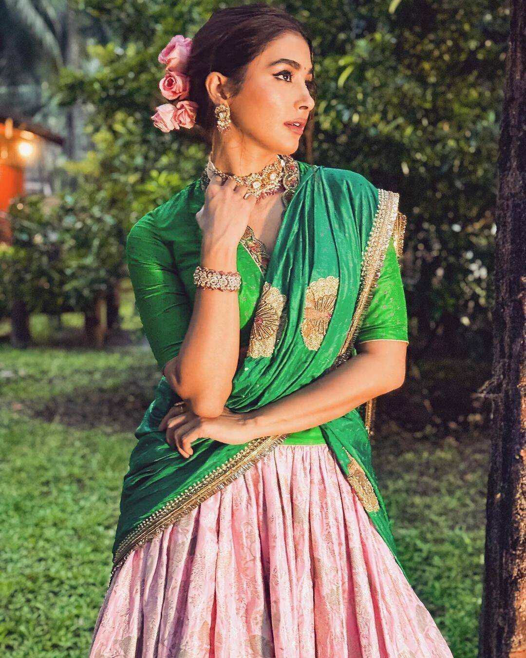 ஆஃப் சேரின்னாலும் அத மூட மாட்டேன்!.. பாவாடை தாவணியில் கிளுகிளுப்பு காட்டும் பூஜா ஹெக்டே