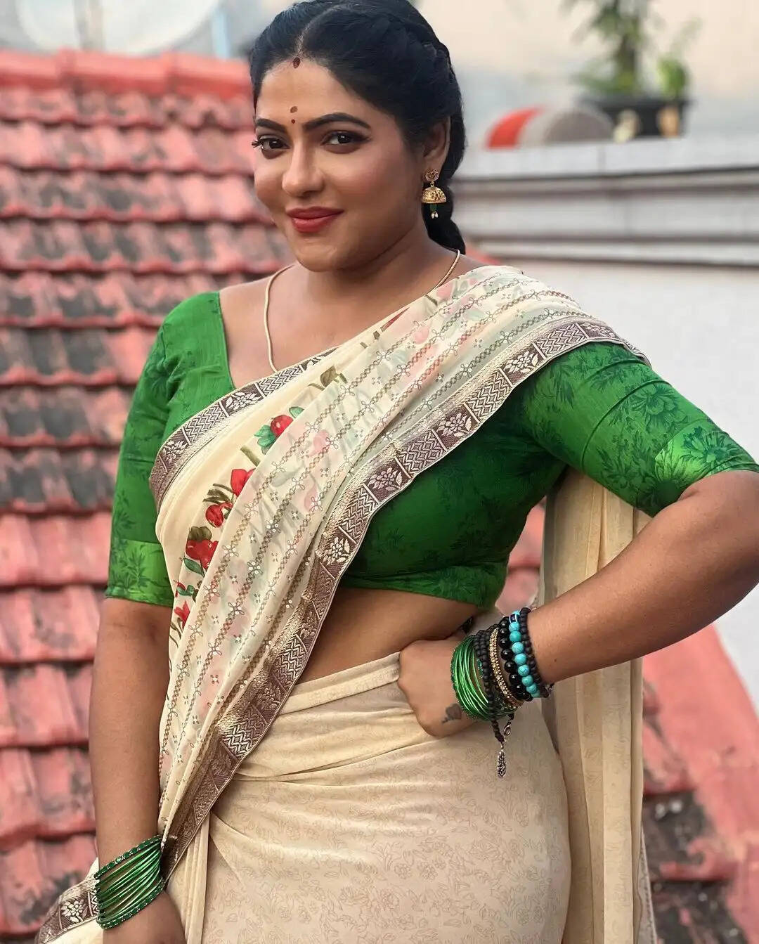 அவ்ளோ வெறி புஷ்பாவுக்கு!.. இடுப்புல கை வச்சு கடிச்சித் திங்கிற மாதிரி பார்க்கிறாரே ரேஷ்மா!..