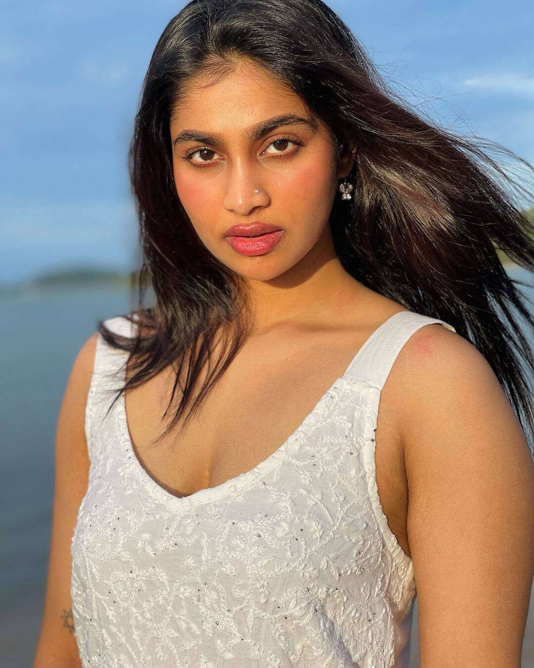 முண்டா பனியனில் சும்மா தூக்கலா இருக்கு!.. பீச்சில் டைம் பாஸ் பண்ணும் ஷிவானி!...