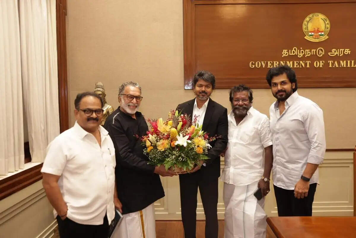 கருணாஸெல்லாம் போய் சிஎம் விஜய்யை பார்த்துட்டாரு!.. ஐயோ நான் மிஸ் பண்ணிட்டேனே விஷால் புலம்பல்!