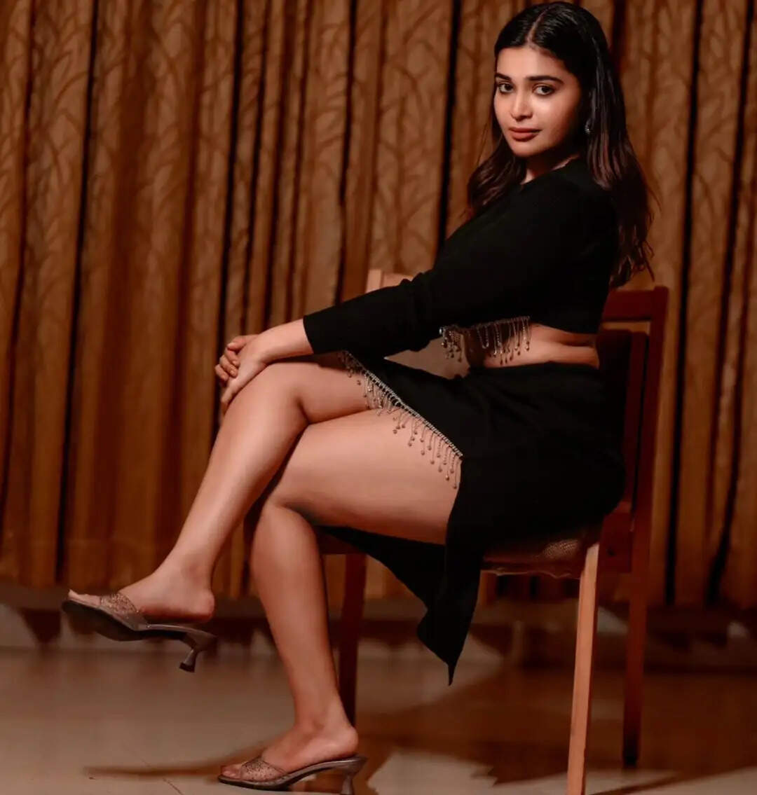 குஷி ஜோதிகாலாம் ஓரம்போங்க!.. கருப்பு டிரெஸ்ஸுக்கு நடுவே கில்மாவா இடுப்பை காட்டிய தர்ஷா குப்தா!..