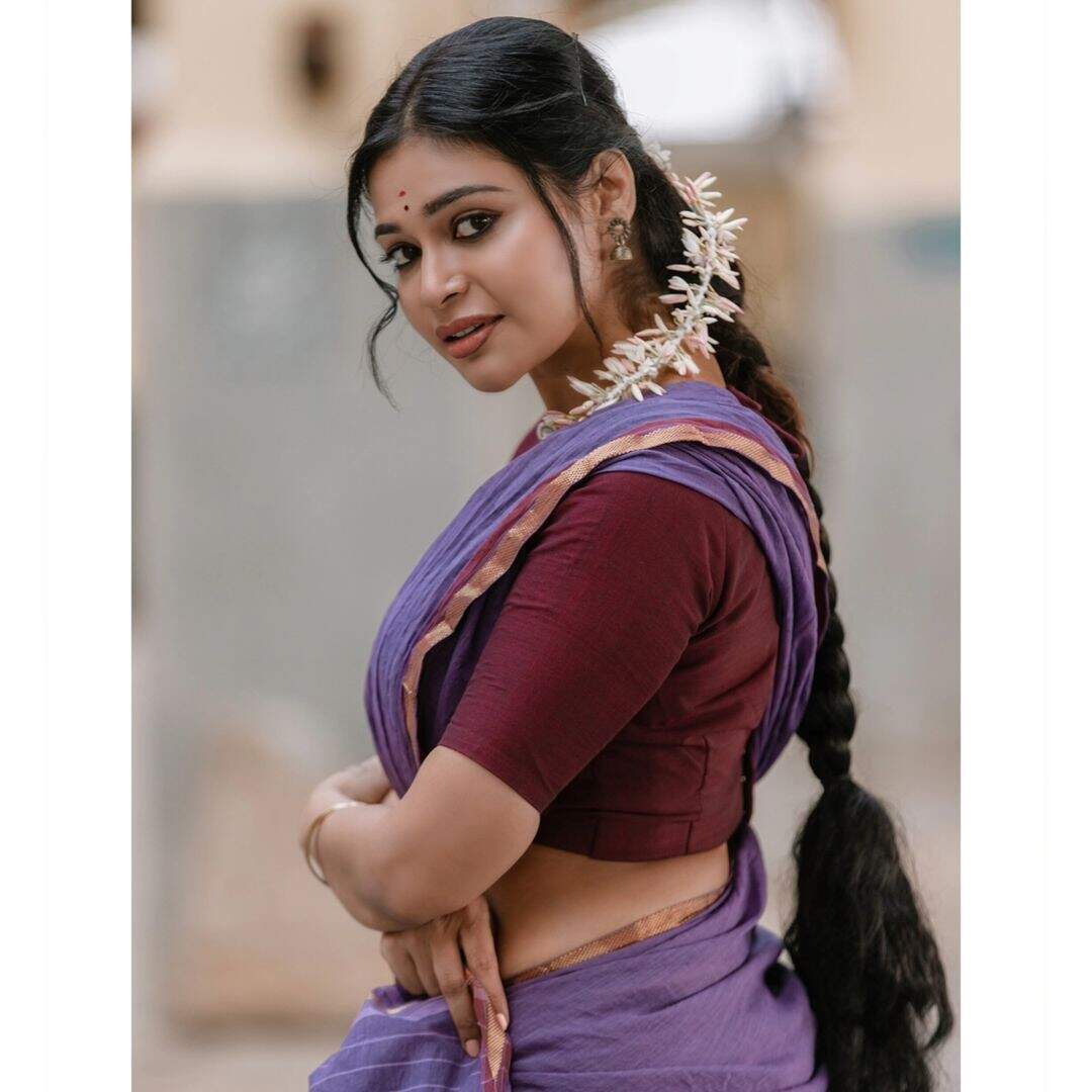 அடடா அல்வா துண்டு இடுப்பு!.. சேலை கட்டினாலும் இப்படி எங்க சோலியை முடிக்கிறியே தர்ஷா குப்தா!..