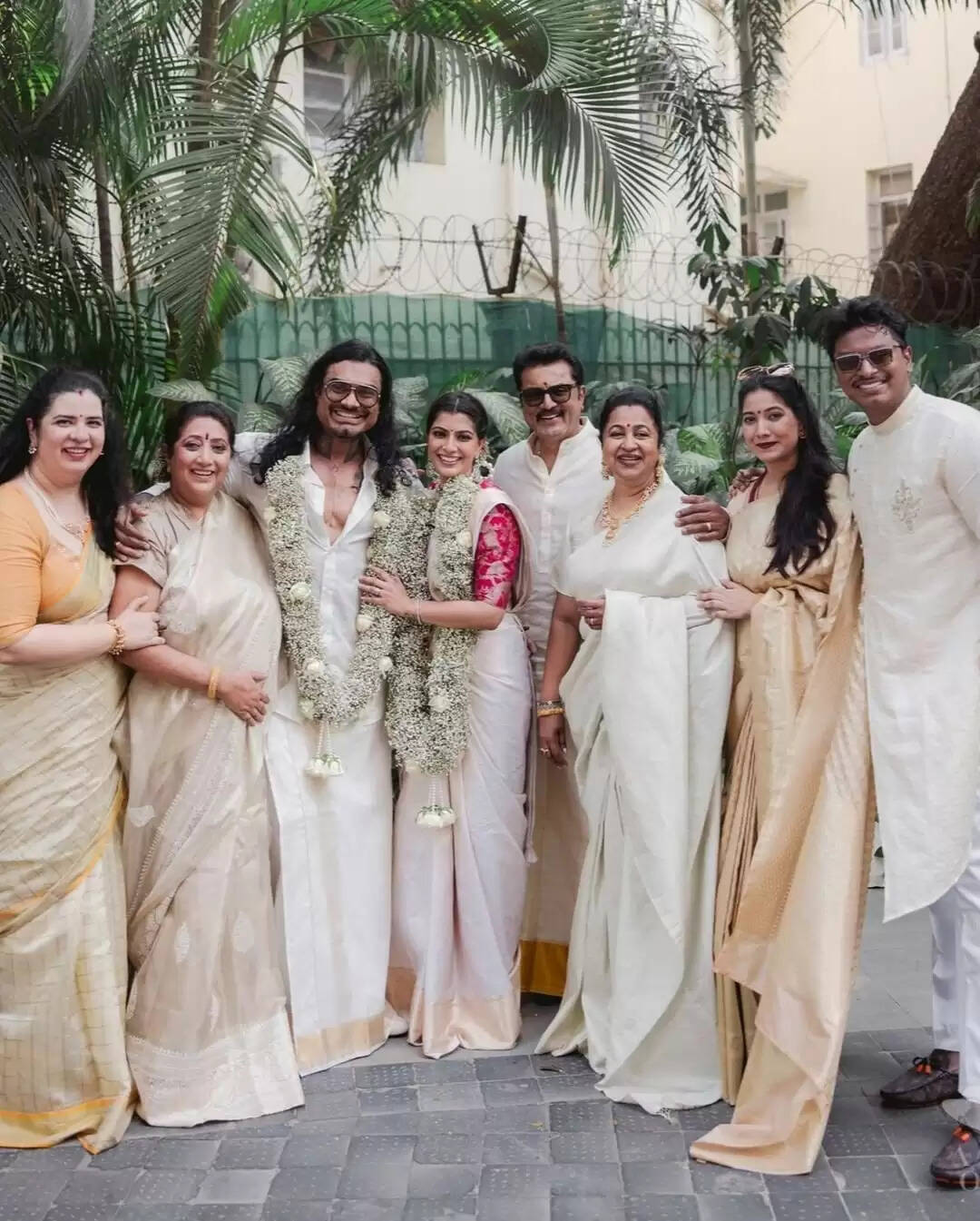 வேறலெவல் மாப்பிள்ளையை பிடித்த வரலட்சுமி!.. நிச்சயதார்த்த புகைப்படங்கள் உள்ளே!..