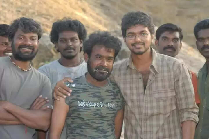 காமெடி நடிகருக்காக அப்பாவை தட்டி கேட்ட விஜய்!.. நட்புக்கு ஒன்னுன்னா விடமாட்டாராம்!...