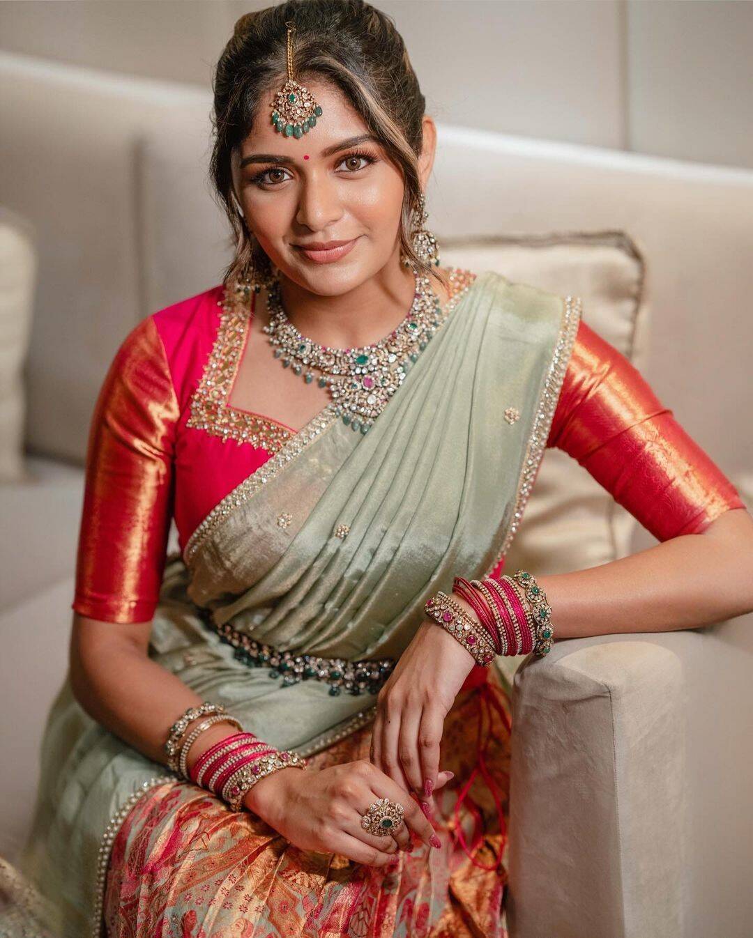 பாவாடை தாவணியில் மனசை கெடுக்கும் அதிதி ஷங்கர்!.. பாத்து பாத்து ஏங்கும் ரசிகர்கள்...