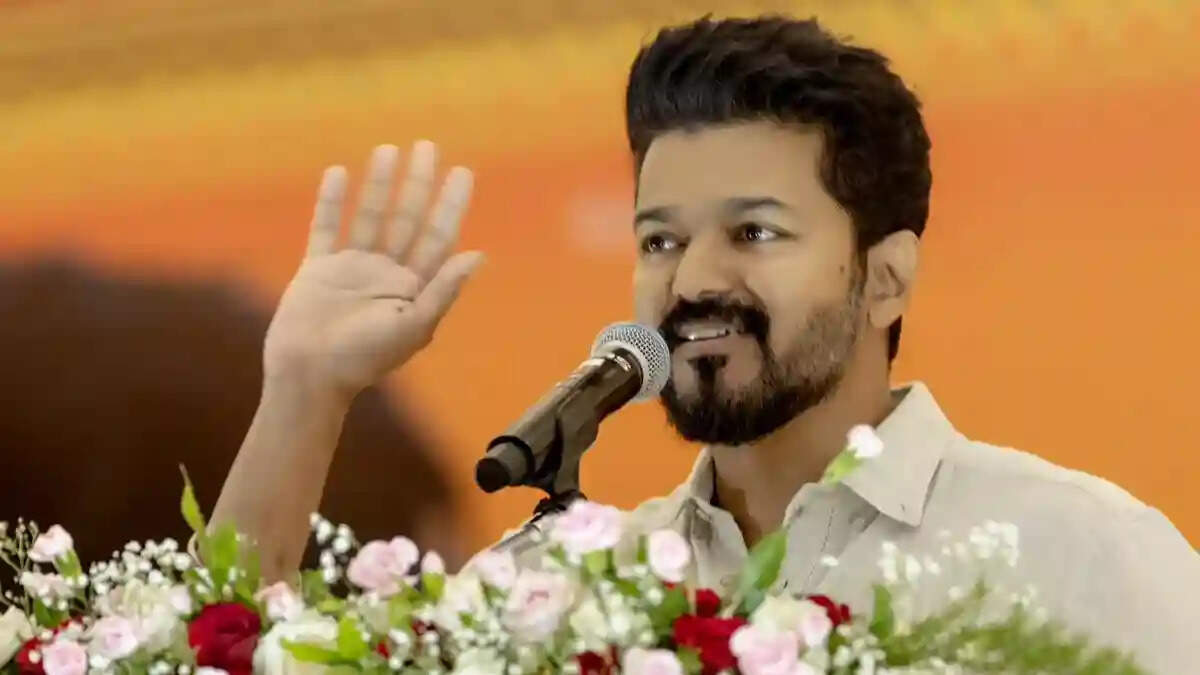 Vijay: 'அண்ணே அது கண்ணாடி'... மருத்துவர் விஷயத்தில் பொங்கிய விஜயை கலாய்க்கும் நெட்டிசன்கள்!