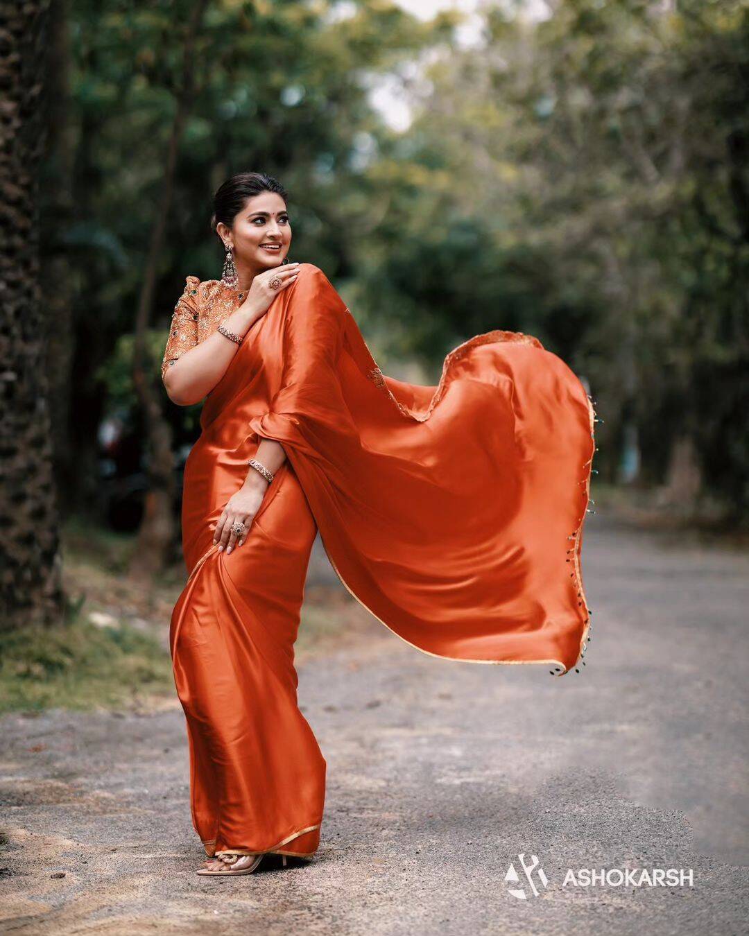 விஜய்க்கு ஜோடியானதும் கிளாமர் கூடிடுச்சி!.. புடவையில் சுண்டி இழுக்கும் சினேகா!..