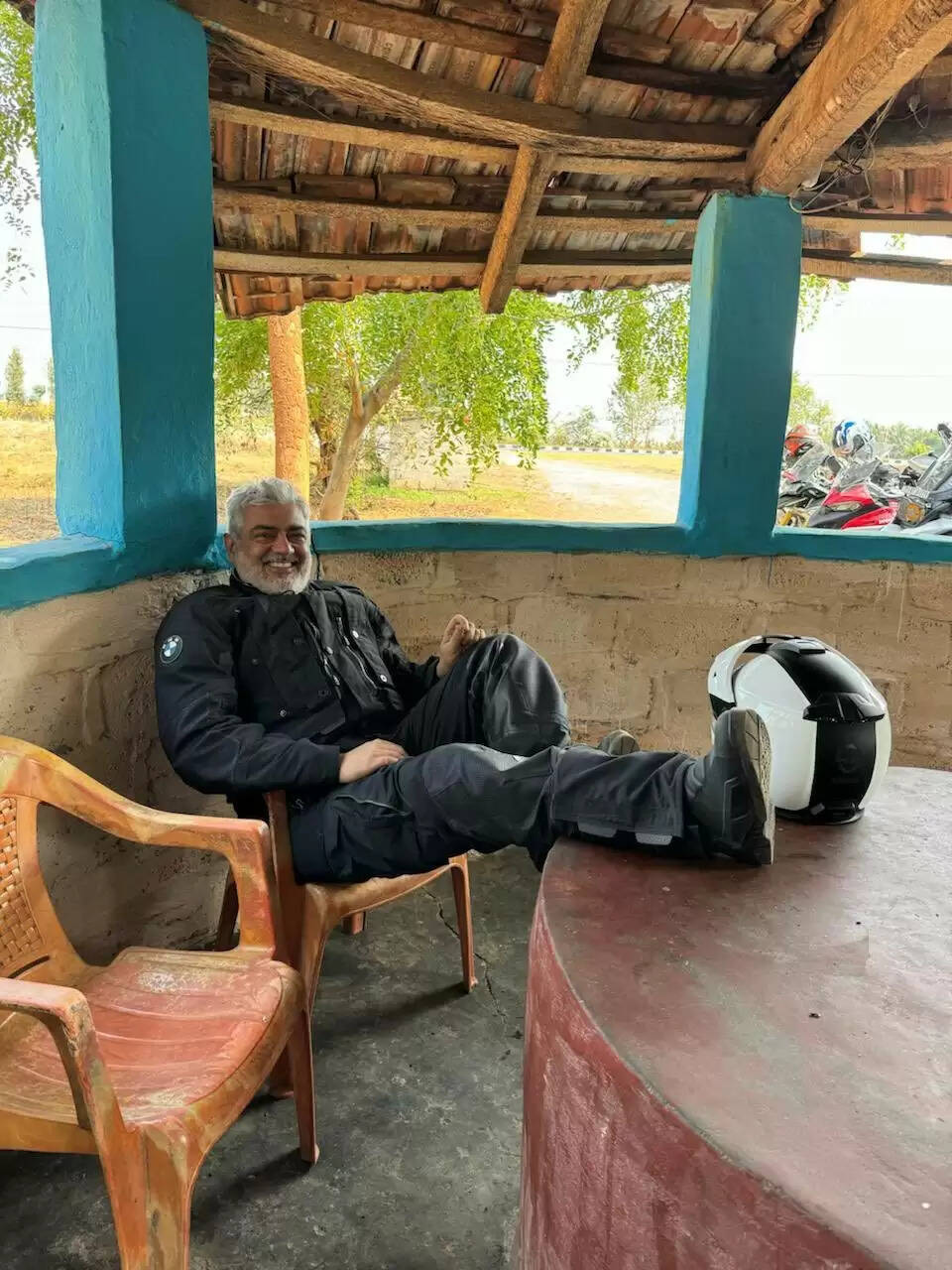 ஷூட்டிங் அப்புறம் பாப்போம்!.. ரசிகர்களுக்கு அதிர்ச்சி கொடுத்த அஜித்!.. ஃபோட்டோ பாருங்க!...