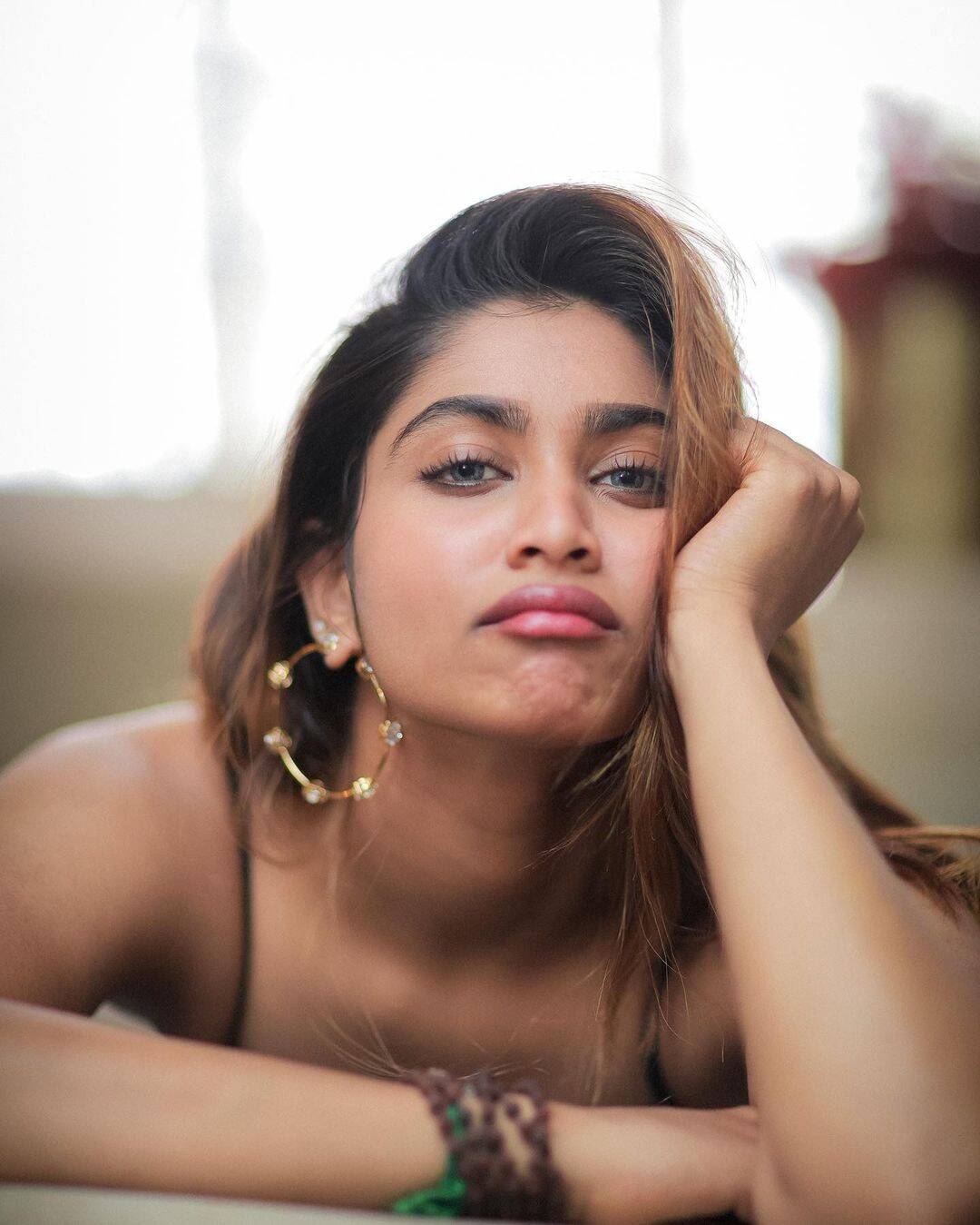 கண்ட்ரோல் இருந்தா பாருங்க!... லாங் கவுனில் மொத்த அழகையும் காட்டும் ஷிவானி...