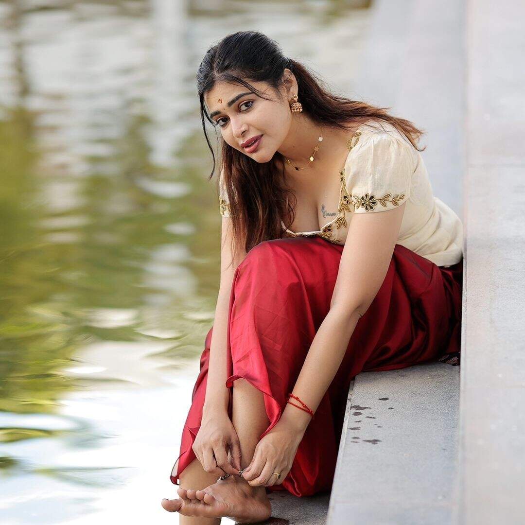 வா செல்லம் உனக்குதான் வெயிட்டிங்!.. கொழுக் மொழுக் அழகை காட்டி இழுக்கும் தர்ஷா குப்தா!..