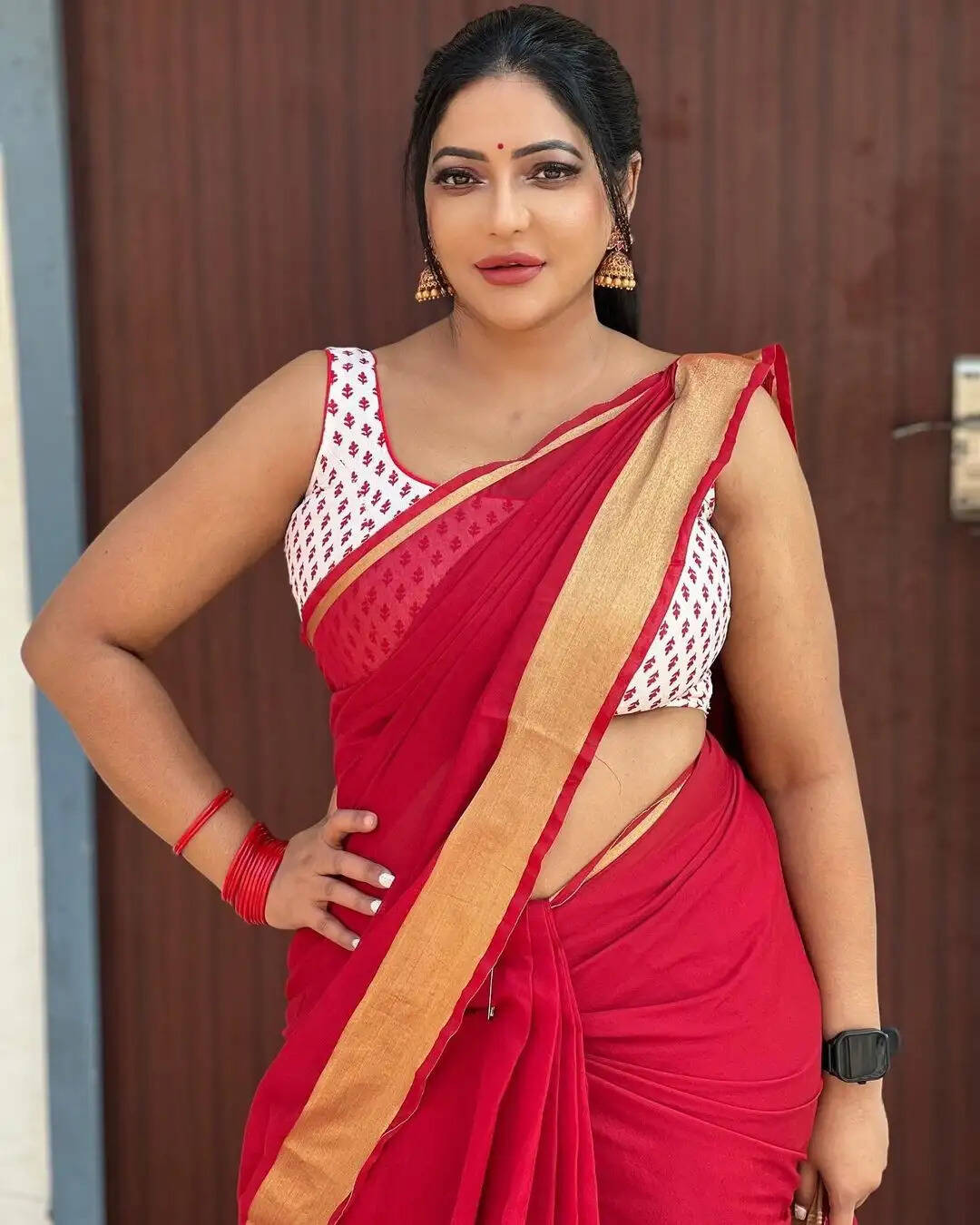 இப்படியெல்லாம் காட்டினா ஏங்கி போயிடுவோம்!.. தாராள கவர்ச்சியில் தவிக்கவிட்ட ரேஷ்மா!..