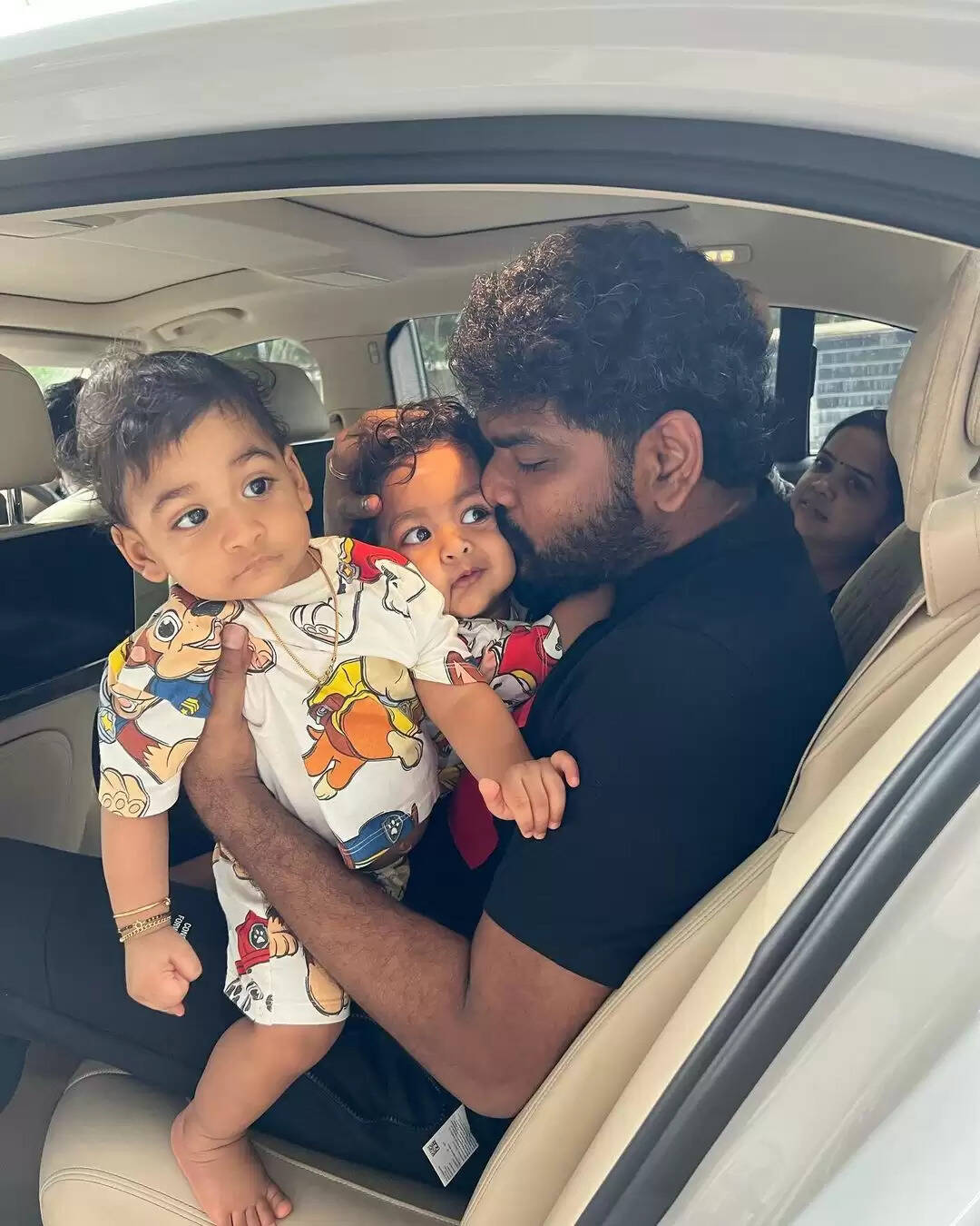 கடகடவென வளரும் நயன்தாரா மகன்கள்!.. விக்னேஷ் சிவன் முகஜாடை அப்படியே இருக்கே!..