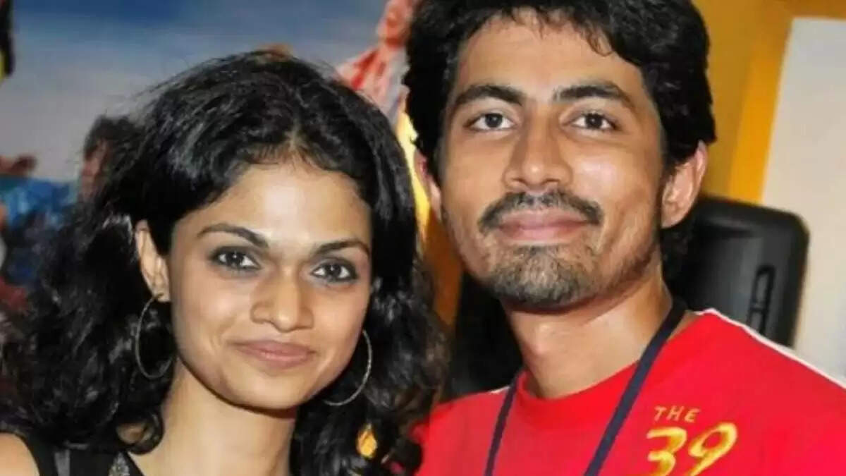 ஐஸ்வர்யா உனக்கு வேண்டாம்னு தனுஷ்கிட்ட சொன்னேன்!.. இப்படி உடைச்சிட்டாரே சுசித்ரா!..