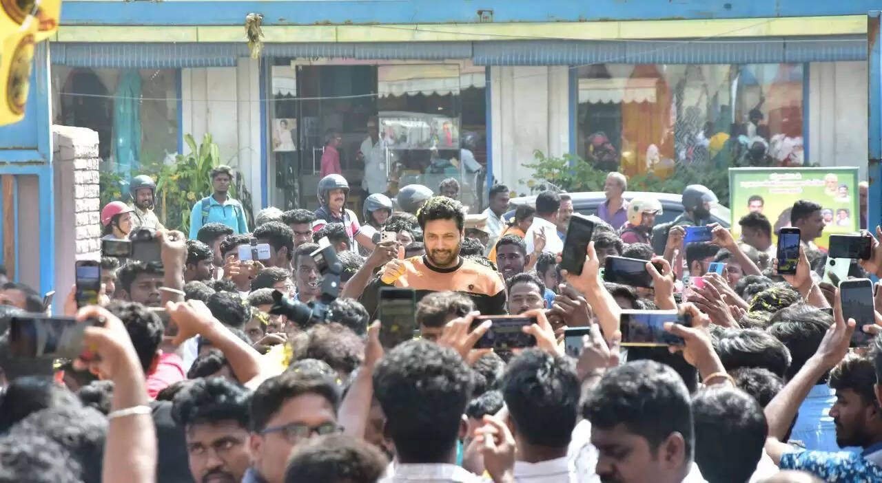இப்படி கூப்பிட்டு வச்சு அசிங்கப்படுத்திட்டீங்களே!.. ஜெயம் ரவியை விளாசிய ரசிகர்.. உடனே பதறிய நடிகர்!