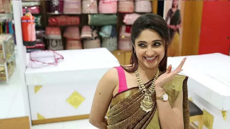 இவ்வளவு தள்ளுபடியா?!.. மொத்தமா அள்ளிக்கிட்டு போயிடலாம்!.. சத்யா ஆயிஷா செய்த ஷாப்பிங் வீடியோ..