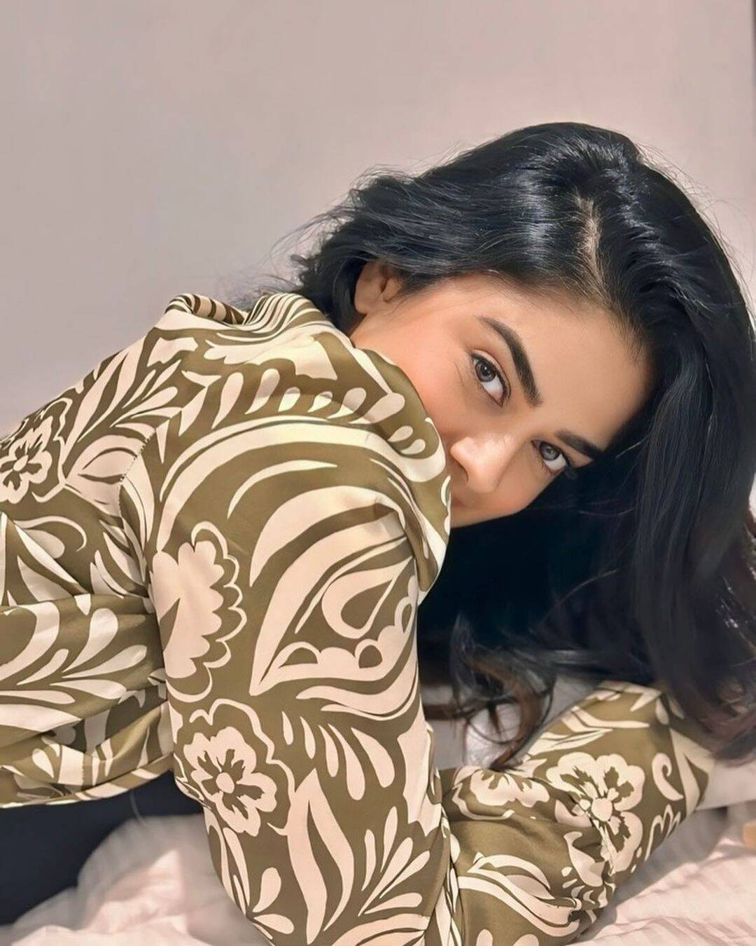 பெட்ரூமில் சட்டைய கழட்டி செம போஸ்!. சிம்பு பட நடிகை என்ன பன்றார் பாருங்க!...