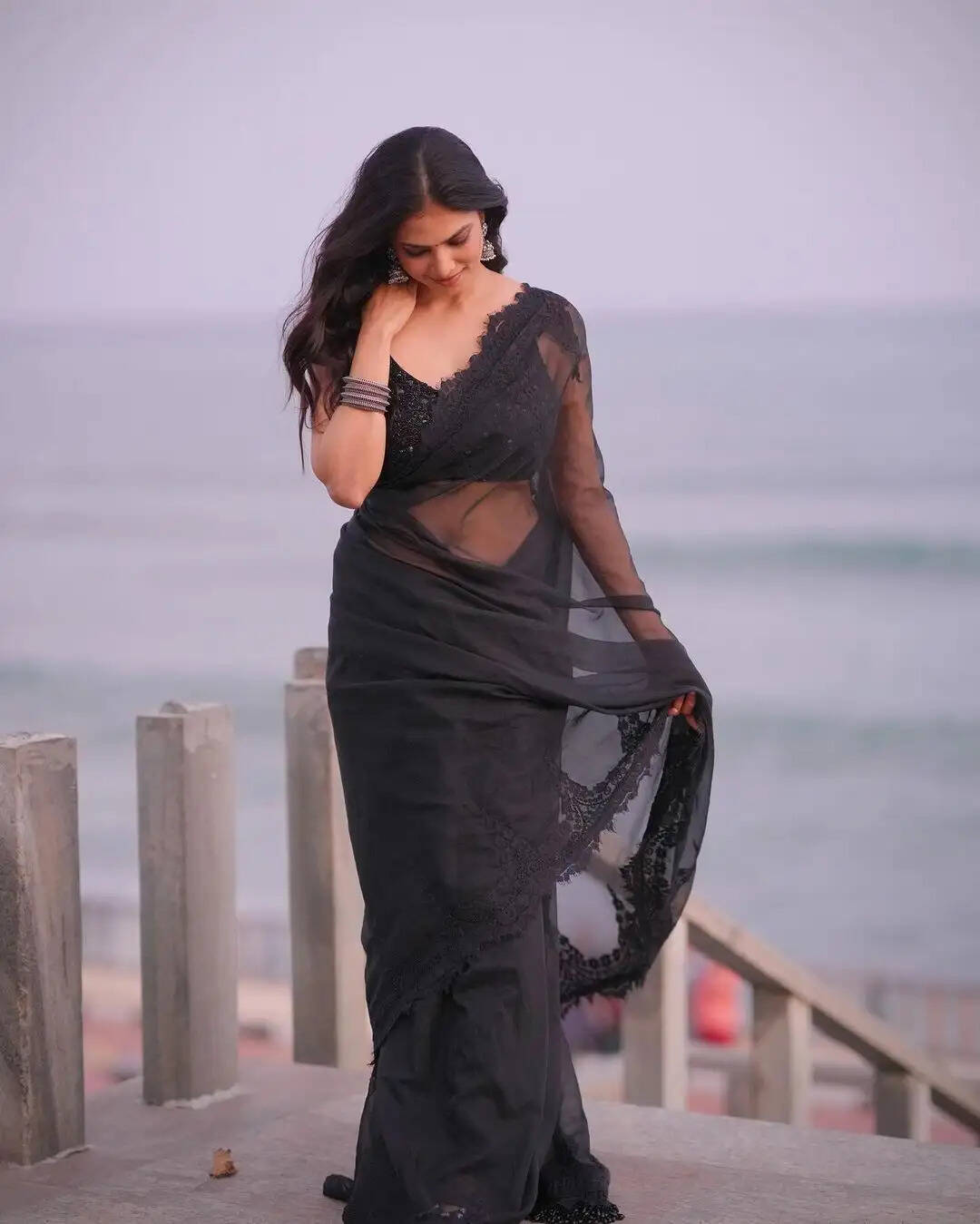 சும்மா தளதளன்னு இருக்கு உடம்பு!... தாராளமா காட்டி தவிக்கவிட்ட மாளவிகா மோகனன்.. செம பிக்ஸ்!..