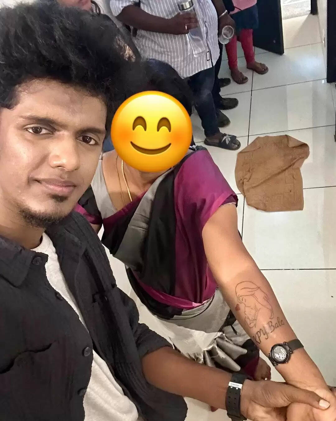 கேபிஒய் பாலா ஒரு பொண்ணோட கையை புடிச்சு காட்டுறாரே!.. அதுல என்ன இருக்குன்னு பாருங்க.. ஒரே ஷாக்!..