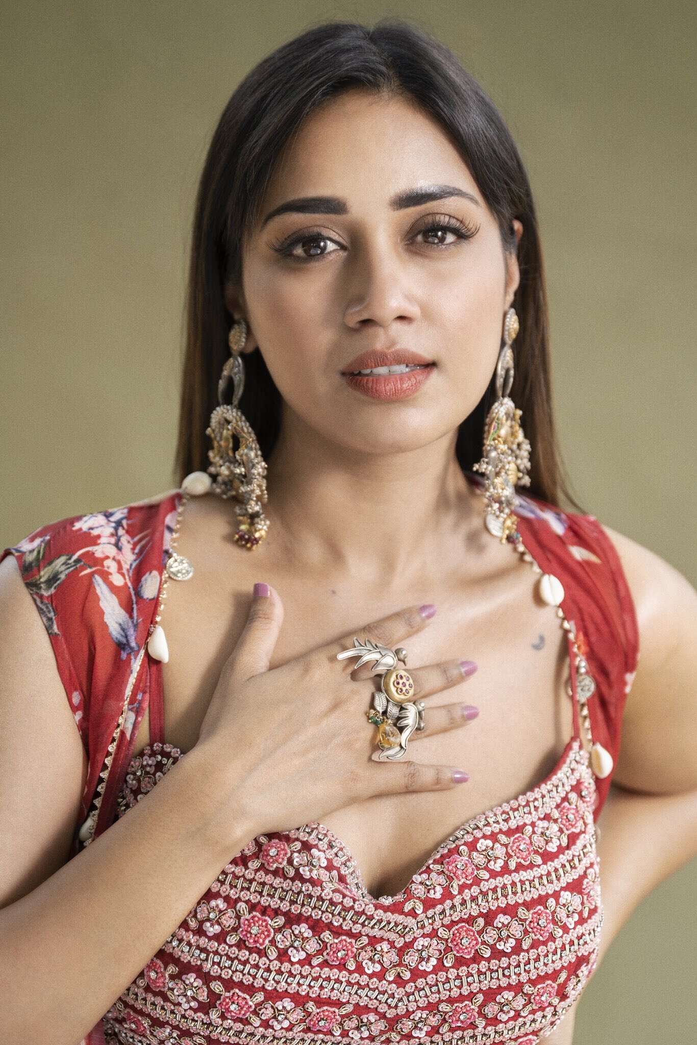 சூரிய வெளிச்சத்தில் சுகமா இருக்கும் நிவேதா பெத்துராஜ்!.. கமெண்ட்டுகளை மட்டும் பார்த்துடாதீங்க!..