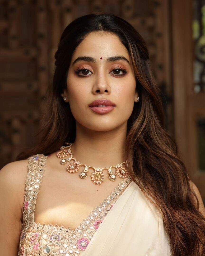 ப்ப்பா!.. சும்மா தளதளன்னு இருக்கு உடம்பு!.. பாவாடை தாவணியில் சூடேத்தும் ஜான்வி கபூர்!..
