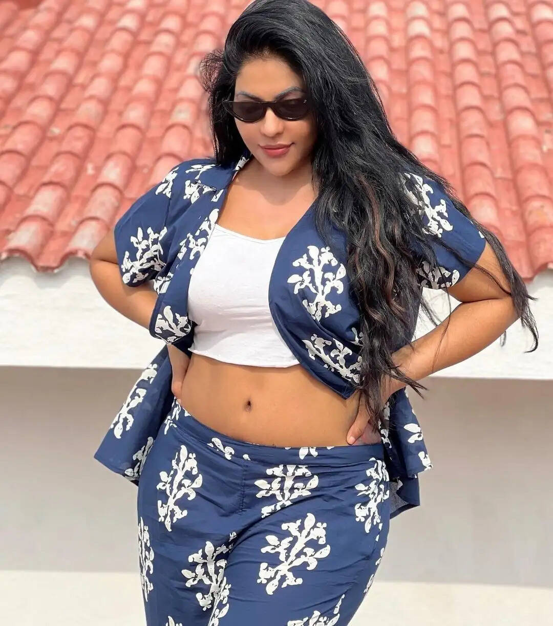 வெயிலுக்கு இப்படி கழட்டிவிட்டா காத்தோட்டமா இருக்கு!.. சம்மரிலும் ஜில்லாக்கும் ரேஷ்மா!...
