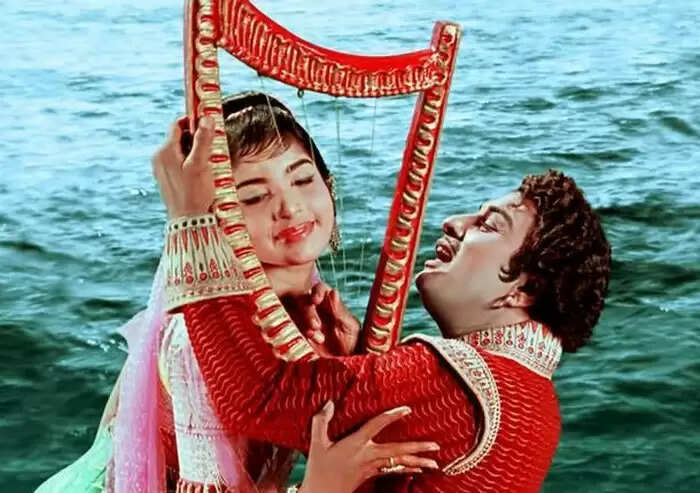 எந்த கெட்ட பழக்கமும் இல்ல!.. பொண்ணுங்களையாவது ரசிப்பீங்களா?!.. எம்.ஜி.ஆரை வம்பிழுத்த இயக்குனர்!..