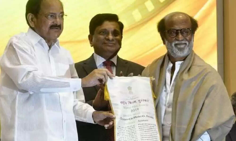 சூப்பர்ஸ்டார் ரஜினிக்கு டாக்டர் பட்டம் கொடுக்காத அந்த பல்கலைக்கழகம்!.. காரணம் இதுதானாம்!..
