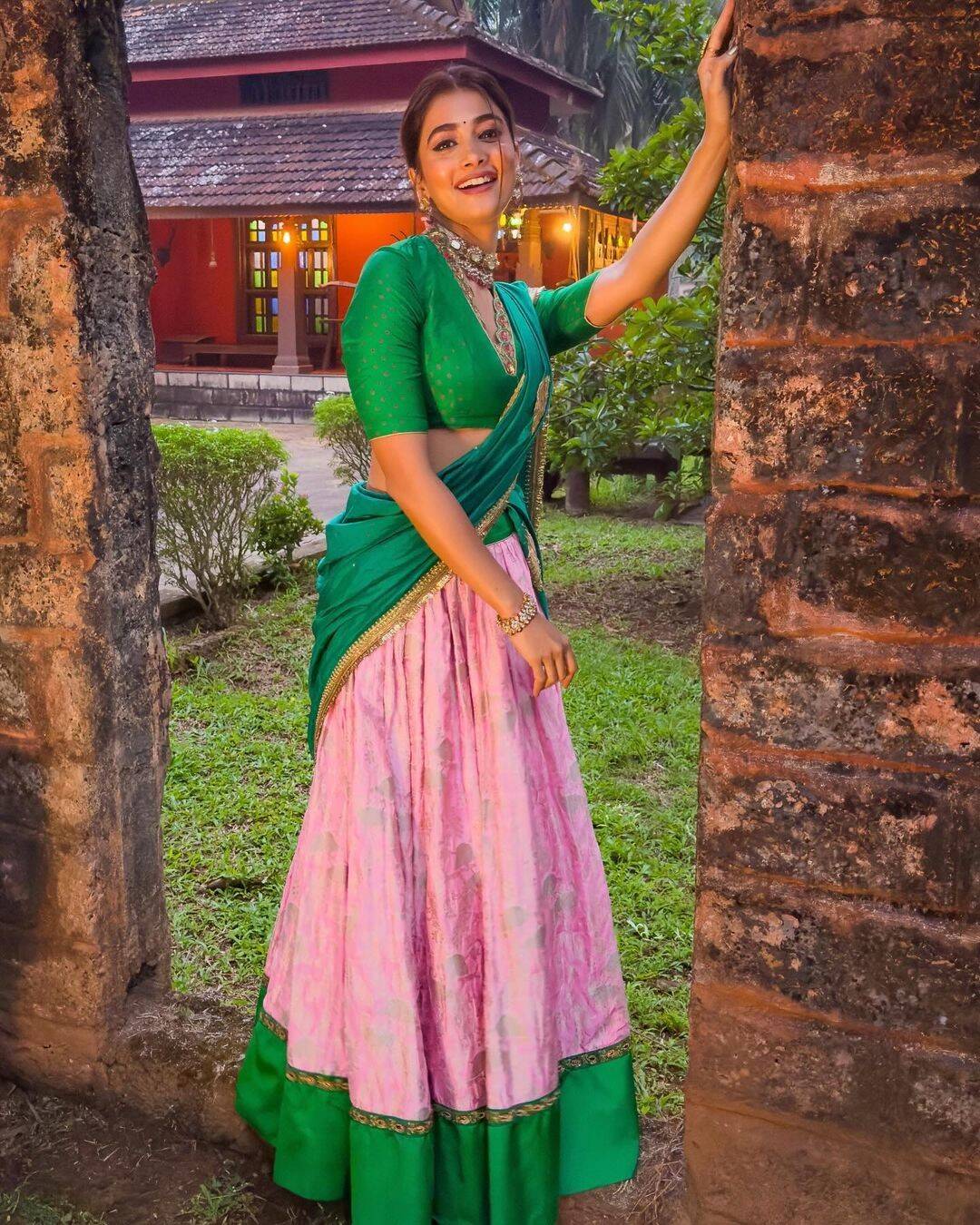 ஆஃப் சேரின்னாலும் அத மூட மாட்டேன்!.. பாவாடை தாவணியில் கிளுகிளுப்பு காட்டும் பூஜா ஹெக்டே