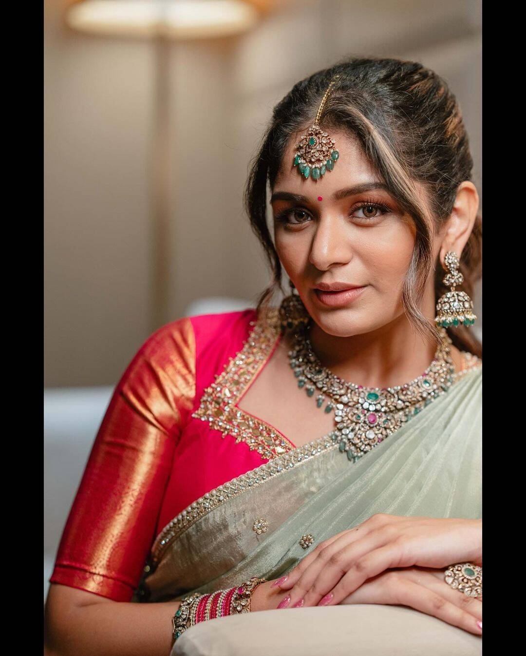 பாவாடை தாவணியில் மனசை கெடுக்கும் அதிதி ஷங்கர்!.. பாத்து பாத்து ஏங்கும் ரசிகர்கள்...
