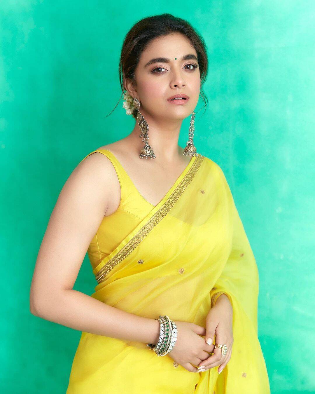 உன் சைனிங் அழகை பார்த்தாலே மஜாதான்!. கை இல்லாத ஜாக்கெட்டில் ஜில்லாக்கும் கீர்த்தி சுரேஷ்...
