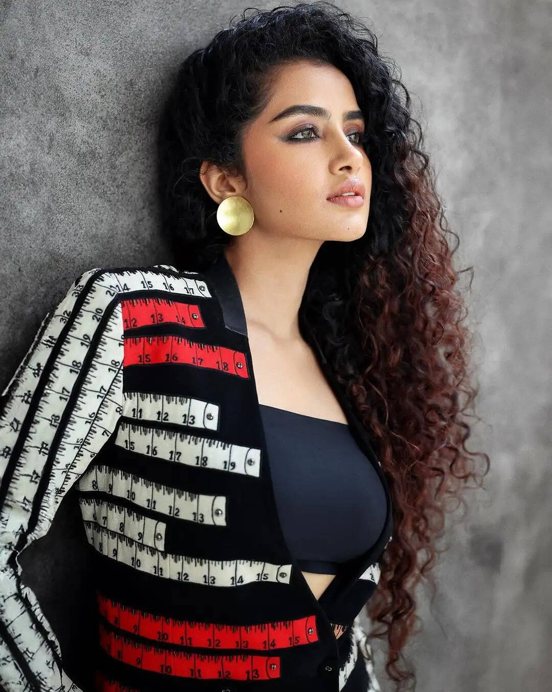 எந்த ஆங்கிளில் பார்த்தாலும் செம ஹாட்டு!... சிக்குன்னு காட்டி இளசுகளை இழுக்கும் அனுபமா...